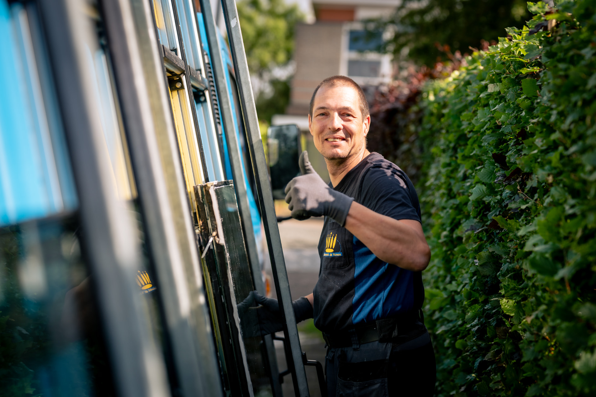 Glaszetter van Glashandel de Kroon bij een glasbus in Alkmaar